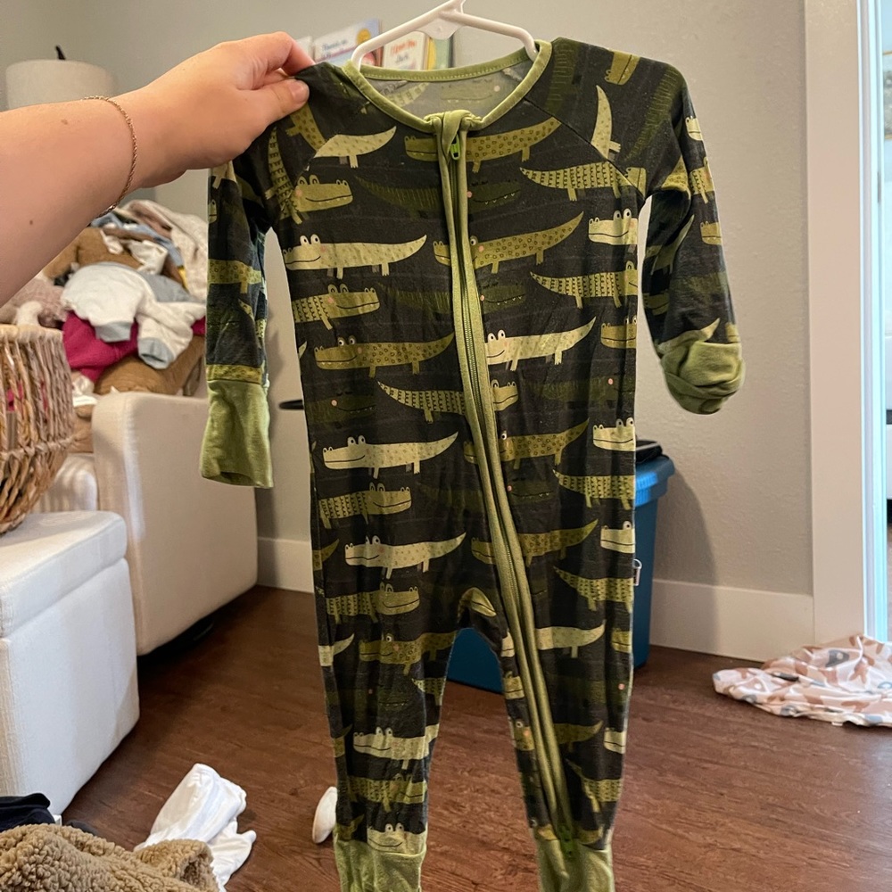 LITTLE SLEEPIES Adorable CROCS Print (Size 3-6 months) - VGUC